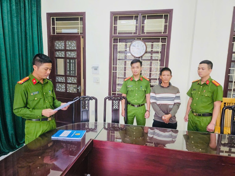 Cơ quan Cảnh sát điều tra, Công an tỉnh Quảng Trị thi hành quyết định khởi tố vụ án, khởi tố bị can đối với Nguyễn Văn Hành. Ảnh: Công an tỉnh Quảng Trị