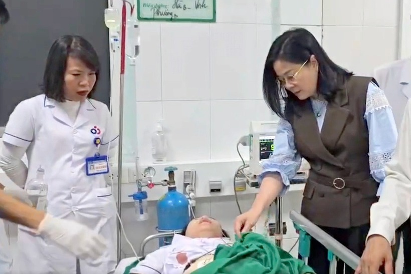Bà Lê Thị Hoài Chung, Giám đốc Sở Y tế Nghệ An thăm hỏi, động viên điều dưỡng bị thương. (Ảnh: Dân trí)