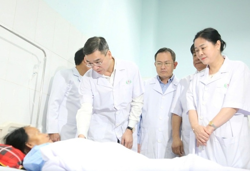 Đoàn công tác của Bộ Y tế thăm hỏi các nạn nhân trong vụ việc. Ảnh: Người lao động