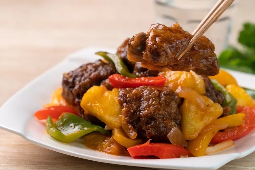 Sườn xào chua ngọt là món ăn quen thuộc, được yêu thích trong mâm cơm của nhiều gia đình Việt