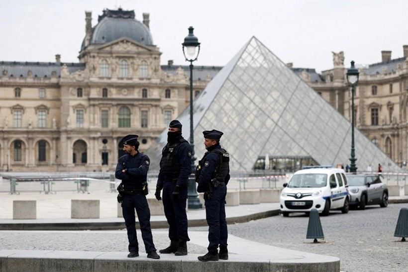 Cảnh sát có mặt tại Bảo tàng Louvre sau khi nhận được báo cáo về vụ trộm ngày 19/10. Ảnh: Reuters
