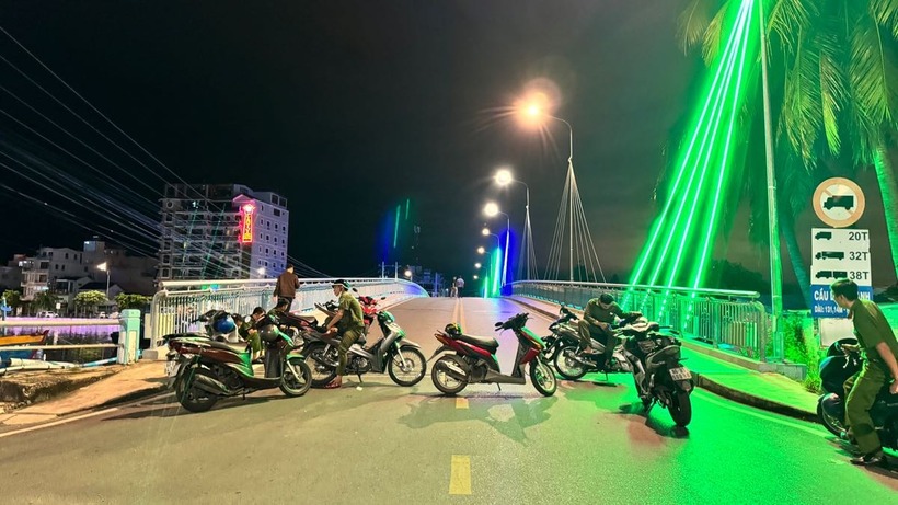 Lực lượng chức năng phong toả 2 bên đầu cầu Dục Thanh, phường Phan Thiết, tỉnh Lâm Đồng để khám nghiệm hiện trường vụ án mạng. (Ảnh: Dân Việt)