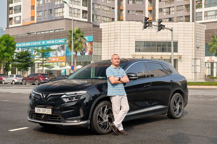 Anh Vũ Tuấn Linh bên chiếc VinFast VF 8 Eco, hiện đã sử dụng hơn 40.000 km.