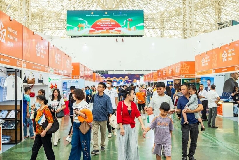 Khu mua sắm với không khí nhộn nhịp