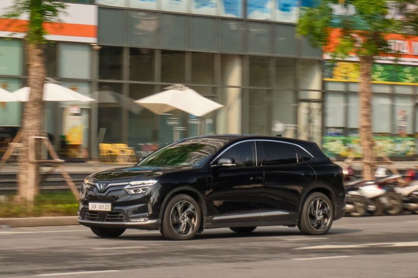 VinFast VF 8 Eco được trang bị hai mô-tơ điện, cho công suất tối đa 260 kW (tương đương 349 mã lực) và mô-men xoắn cực đại 500 Nm.