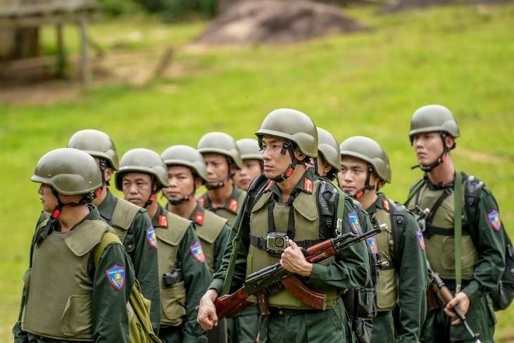 Các chiến sĩ chuẩn bị hành quân. Ảnh: Tuổi trẻ