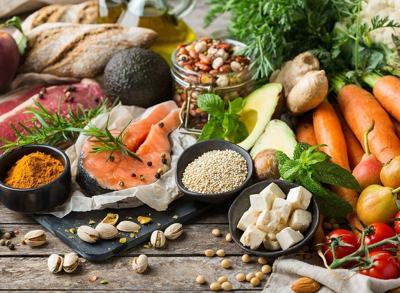 Chế độ ăn uống có thể ảnh hưởng đến làn da. Ảnh minh họa