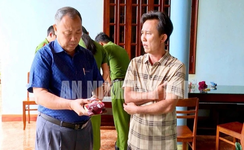 Lãnh đạo Công an tỉnh Gia Lai trực tiếp làm việc với đại diện doanh nghiệp sản xuất cà phê giả tại Công ty N.P.G.L. (Ảnh: Công an tỉnh Gia Lai)