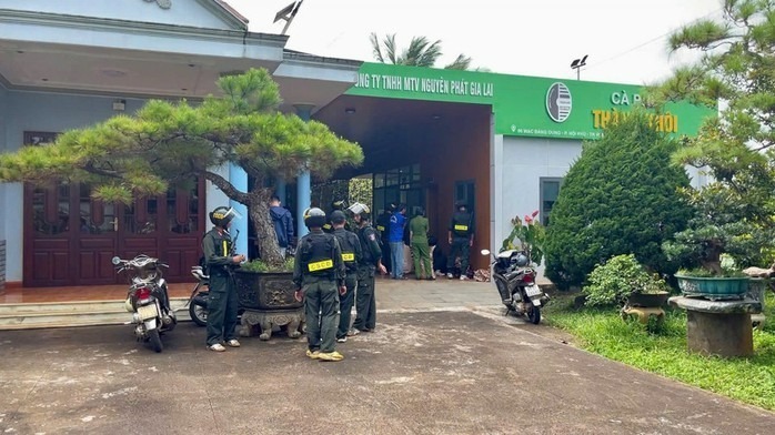 Lực lượng Công an khám xét cơ sở sản xuất cà phê của Công ty TNHH MTV Nguyên Phát Gia Lai nằm trên đường Mạc Đăng Dung, phường Hội Phú. (Ảnh: Công an tỉnh Gia Lai)