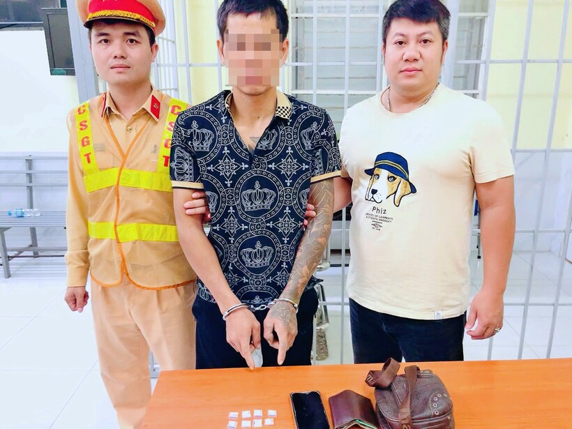 Đối tượng và tang vật tại cơ quan Công an.