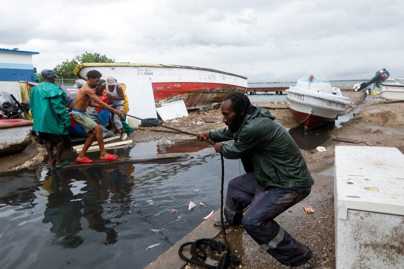 Người dân Jamaica đưa tàu thuyền vào nơi tránh bão. Ảnh: Reuters