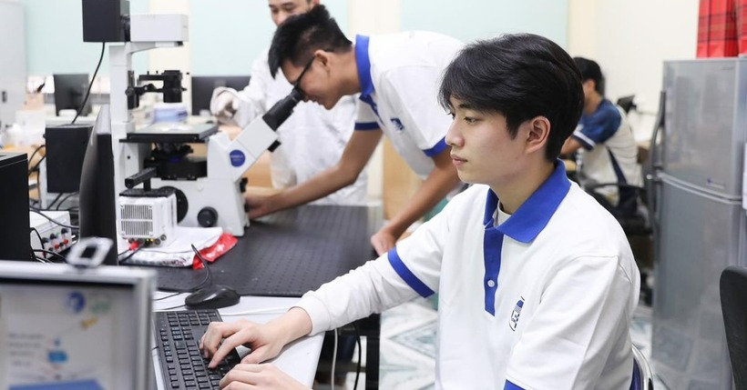 Năm 2026, Trường ĐH Công nghệ - ĐH Quốc gia Hà Nội dự kiến tuyển sinh 20 ngành đào tạo với 4.020 chỉ tiêu, giữ ổn định so với năm trước. Ảnh minh họa
