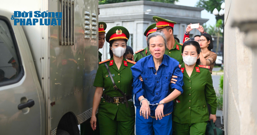 Nữ bị cáo bật khóc khi xuống xe đưa vào phòng tòa xét xử.
