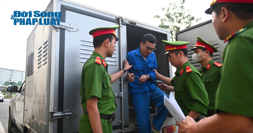 Một số bị cáo được đưa đến tòa.