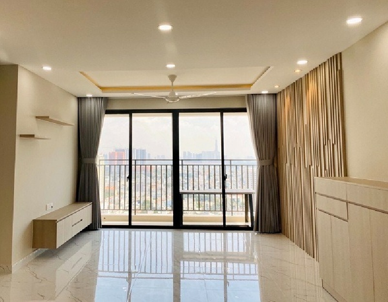 Mỗi căn hộ chung cư khi bàn giao thường có tường trát và sơn. Trần nhà có thể lắp bằng vật liệu thạch cao.