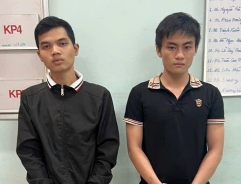 Danh Nhật Linh&nbsp; và Trần Hoàng Ân &nbsp;tại cơ quan công an. Ảnh: Công an TP.HCM.