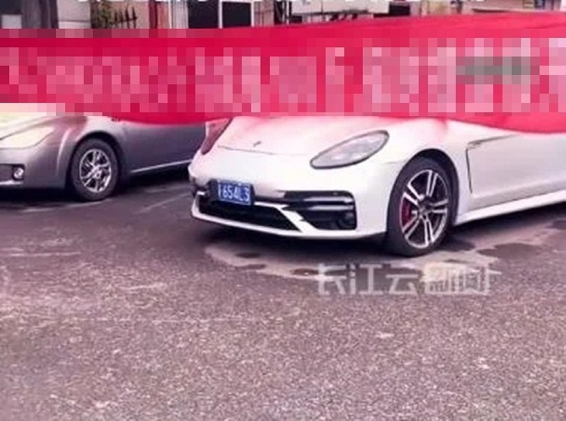 Hình ảnh chiếc xe đang gây xôn xao dân mạng. Ảnh: World Journal