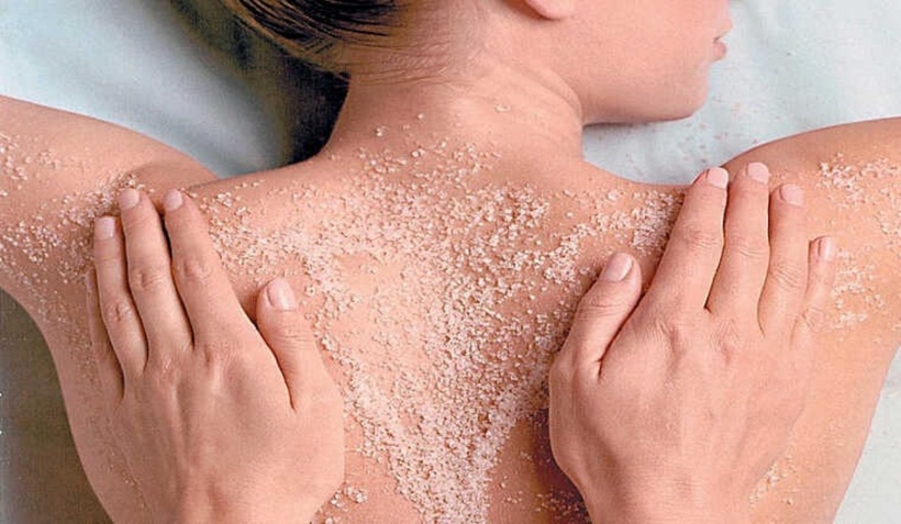 Cần phải sử dụng kem hoặc sữa tắm có thành phần tẩy da chết 1 lần/tuần. Ảnh minh họa.