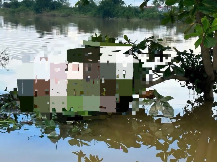 Thi thể một thiếu niên được phát hiện mắc trên cành cây giữa đồng khi lũ rút. (Ảnh: Tiền phong)