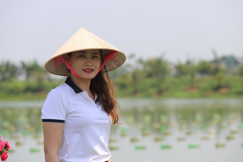 Chị Trần Thị Ánh cùng người bố đã triển khai mô hình nuôi trai lấy ngọc và đạt được kết quả tốt. Ảnh: Tiền phong