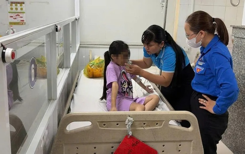 Sức khỏe của bé gái đã ổn định và được xuất viện. Ảnh: PLO.