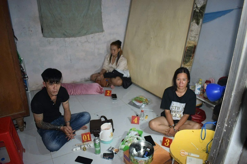 Đối tượng Nguyễn Thị Giang (bìa phải) là chủ căn hộ. Ảnh: Công an tỉnh Đồng Tháp.