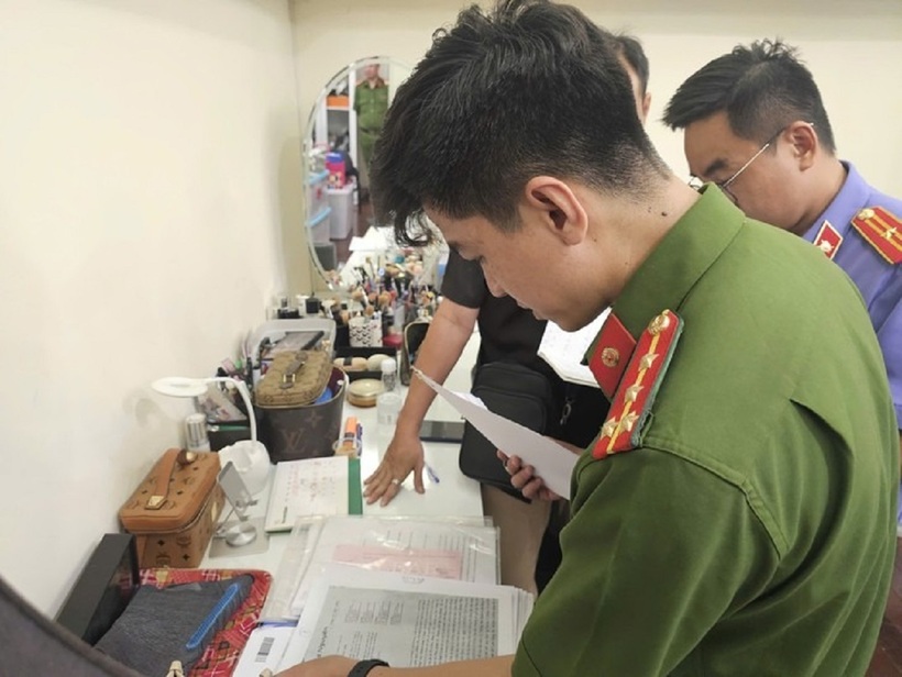 Cơ quan điều tra thu giữ nhiều tài liệu, chứng cứ. Ảnh: Tuổi Trẻ