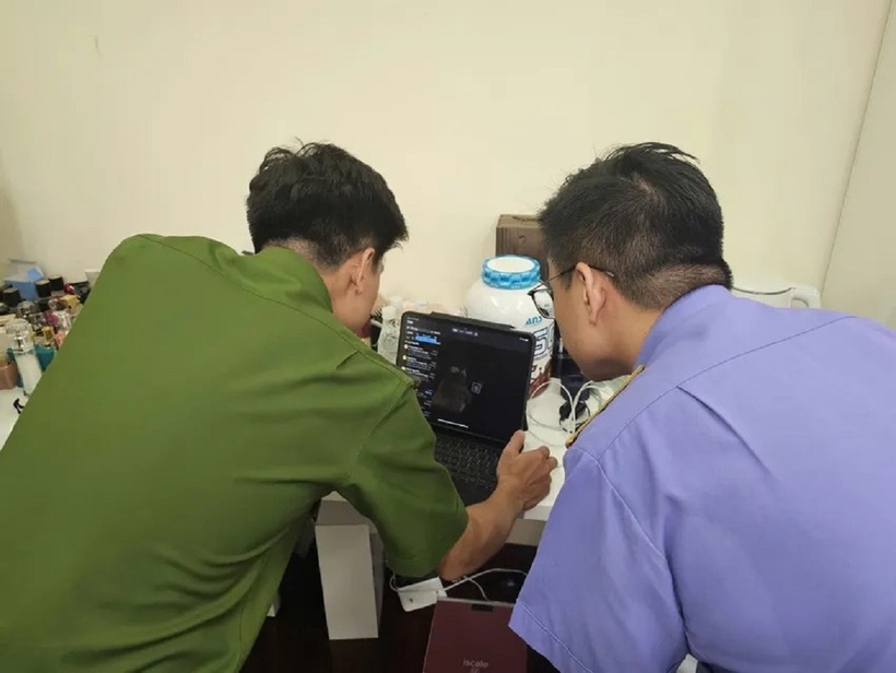 Công an TP.HCM thực hiện lệnh khám xét nơi ở của diễn viên Trương Ngọc Ánh. Ảnh: PLO