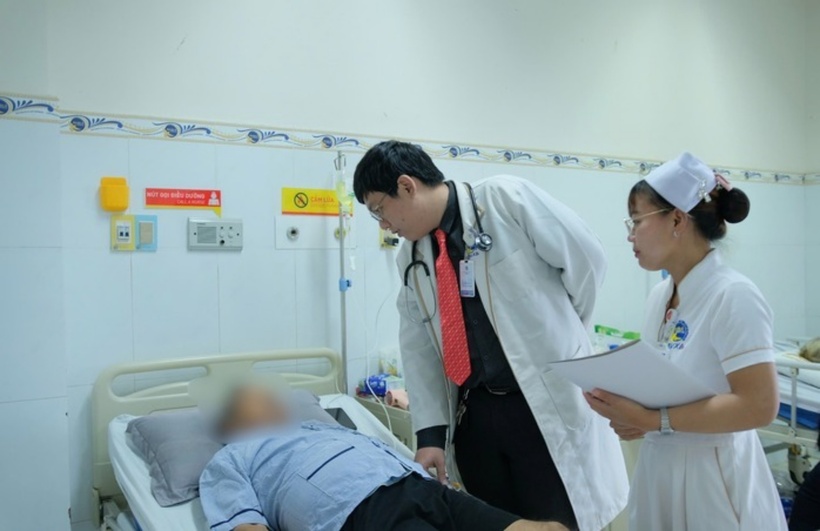 Bác sĩ thăm khám cho bệnh nhân. Ảnh: Người Lao Động.