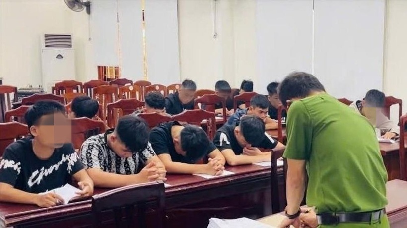 Các đối tượng tại cơ quan công an. Ảnh: Báo Gia Lai.