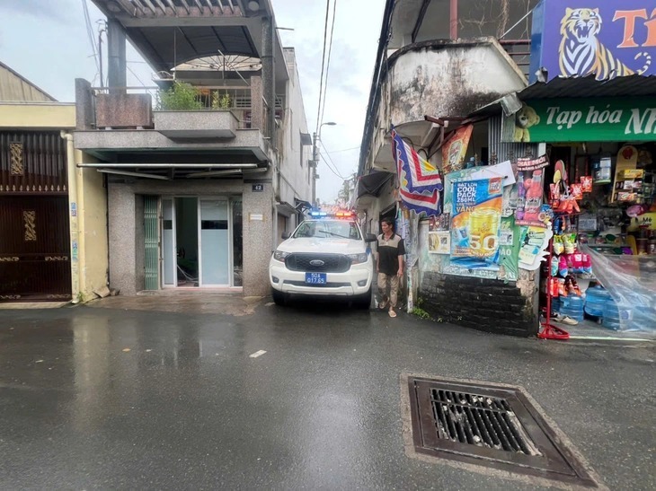 Lực lượng chức năng có mặt tại hiện trường. Ảnh: Tuổi Trẻ.