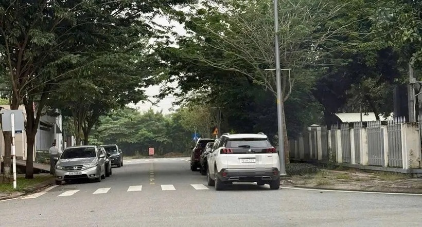 Ô tô đỗ xe trên phần đường dành cho người đi bộ qua đường. Ảnh: PLO.