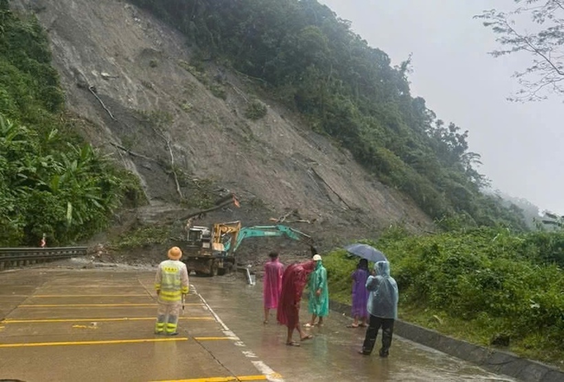 Do ảnh hưởng của hoàn lưu bão số 12, mưa lớn kéo dài khiến nhiều tuyến quốc lộ qua miền Trung bị sạt lở, ngập úng, nền đường bị xói lở nghiêm trọng