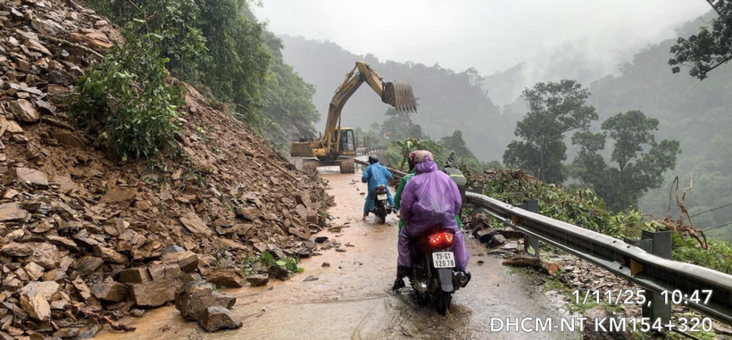Mưa lớn kéo dài nhiều ngày khiến nhiều tuyến đường huyết mạch tại khu vực miền trung và Tây Nguyên đã xảy ra sạt lở, ngập sâu, gây ùn tắc giao thông nghiêm trọng