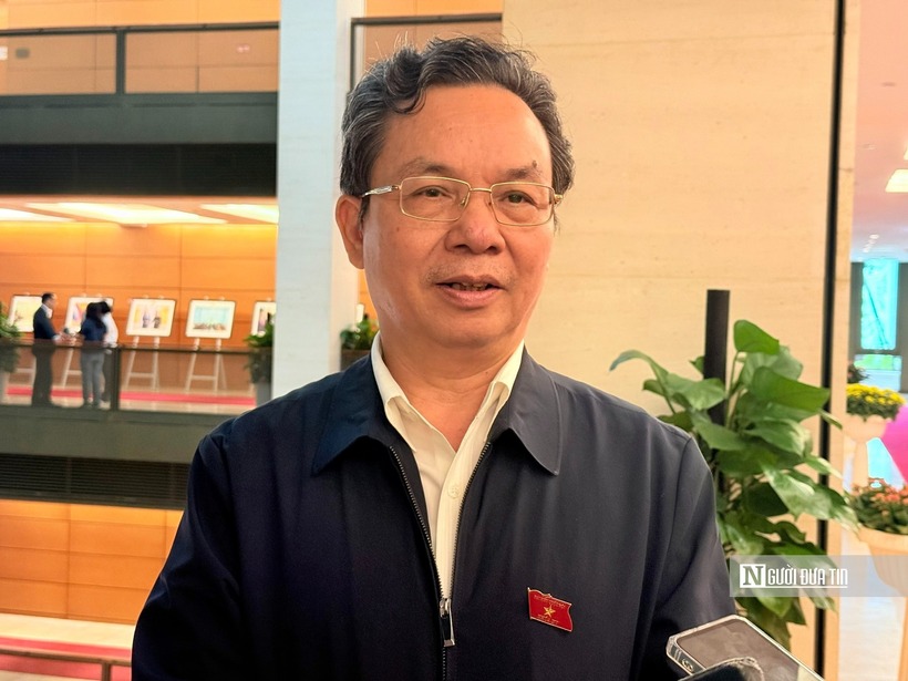 ĐBQH Hoàng Văn Cường (đoàn Hà Nội) chia sẻ với&nbsp;Người Đưa Tin&nbsp;bên hành lang Quốc hội (Ảnh: Hoàng Bích).