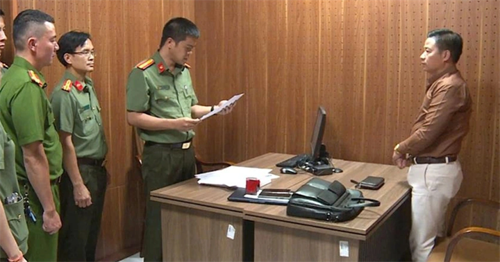 Cơ quan An ninh điều tra thông báo quyết định khởi tố bị can đối với Sỹ Anh Tuyên, Chủ tịch HĐQT Công ty cổ phần nước GMT (Ảnh: Bộ Công an).
