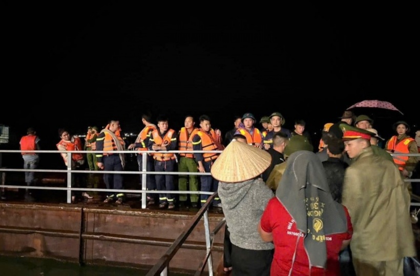 Lực lượng chức năng nỗ lực tìm kiếm nạn nhân trong đêm. Ảnh: Công an nhân dân