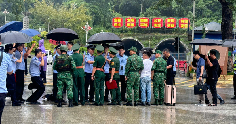 Bàn giao đối tượng cho phía Công an Trung Quốc tại cửa khẩu Quốc tế Hữu Nghị, tỉnh Lạng Sơn (Ảnh: Bộ Công an).