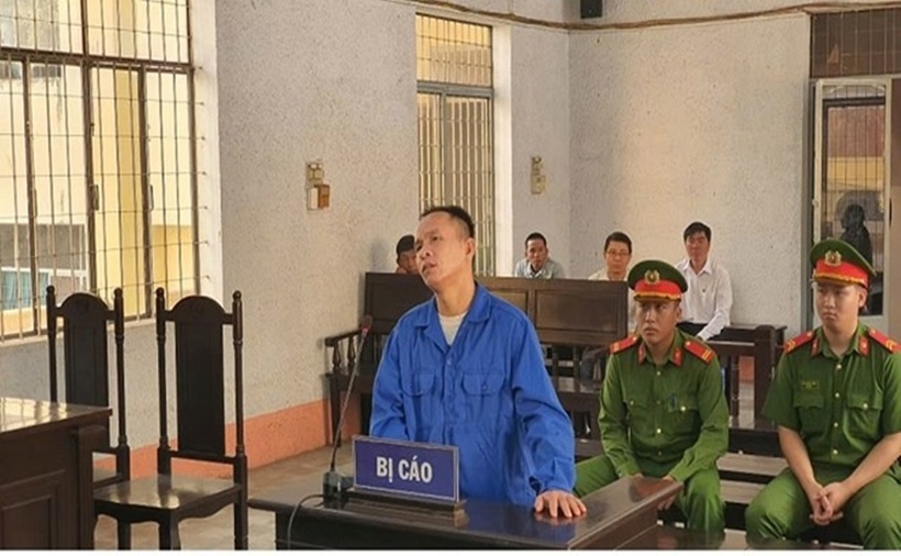 Đối tượng Nguyễn Duy Hoàng tại tòa (Ảnh: Lao động)