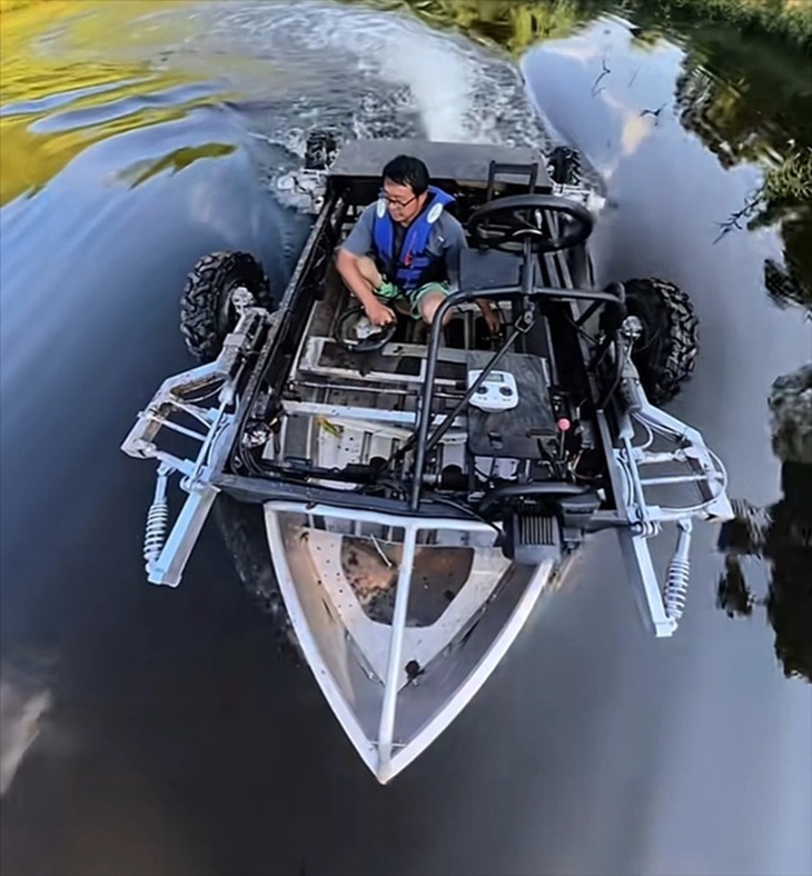 "Siêu xe" trên mặt nước. Ảnh: Tuổi trẻ Online