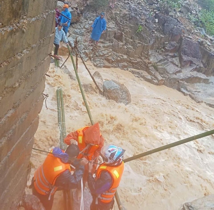 Hình ảnh cô giáo Khuyên được đưa qua suối an toàn. (Ảnh: Báo Công an TP.Đà Nẵng)