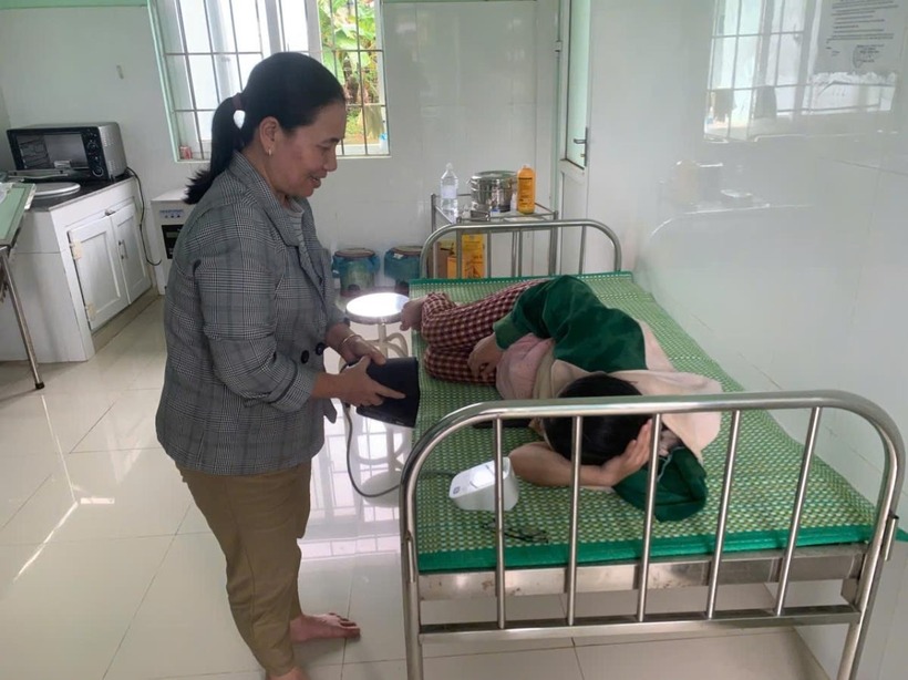 Cô Đinh Thị Khuyên được đưa đến được bệnh viện an toàn. (Ảnh: Báo Công an TP.Đà Nẵng)