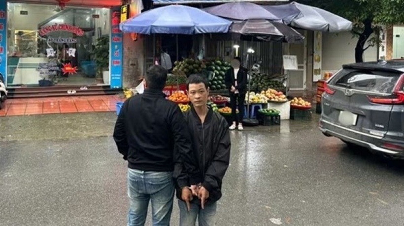 Công an phường Hà Đông bắt đối tượng cướp giật tài sản. Ảnh: Lao Động