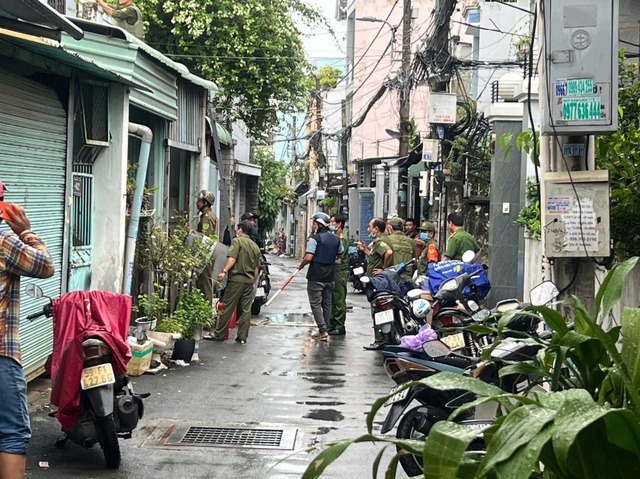 Người đàn ông tấn công hàng xóm rồi châm lửa đốt nhà, cố thủ. (Ảnh: Thanh niên)