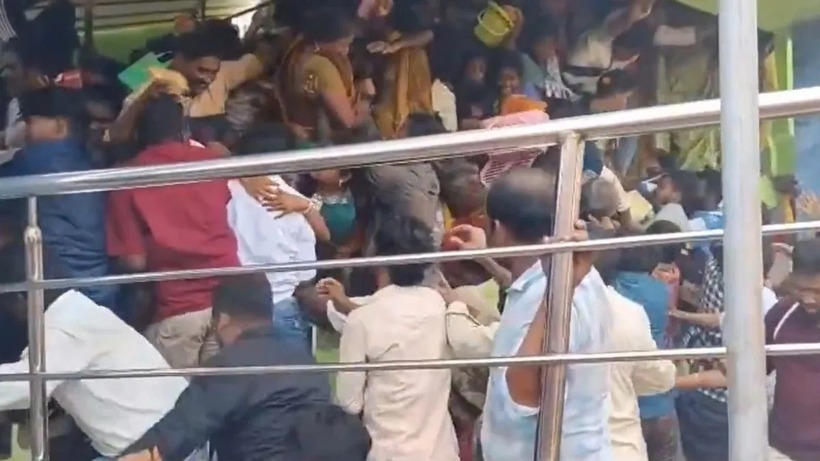 Hiện trường vụ giẫm đạp tại đền Venkateswara, huyện Srikakulam, Ấn Độ. Ảnh: thedailyjagran.com