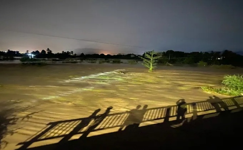 Nước lũ đổ về trong đêm. (Ảnh: Sài Gòn giải phóng)