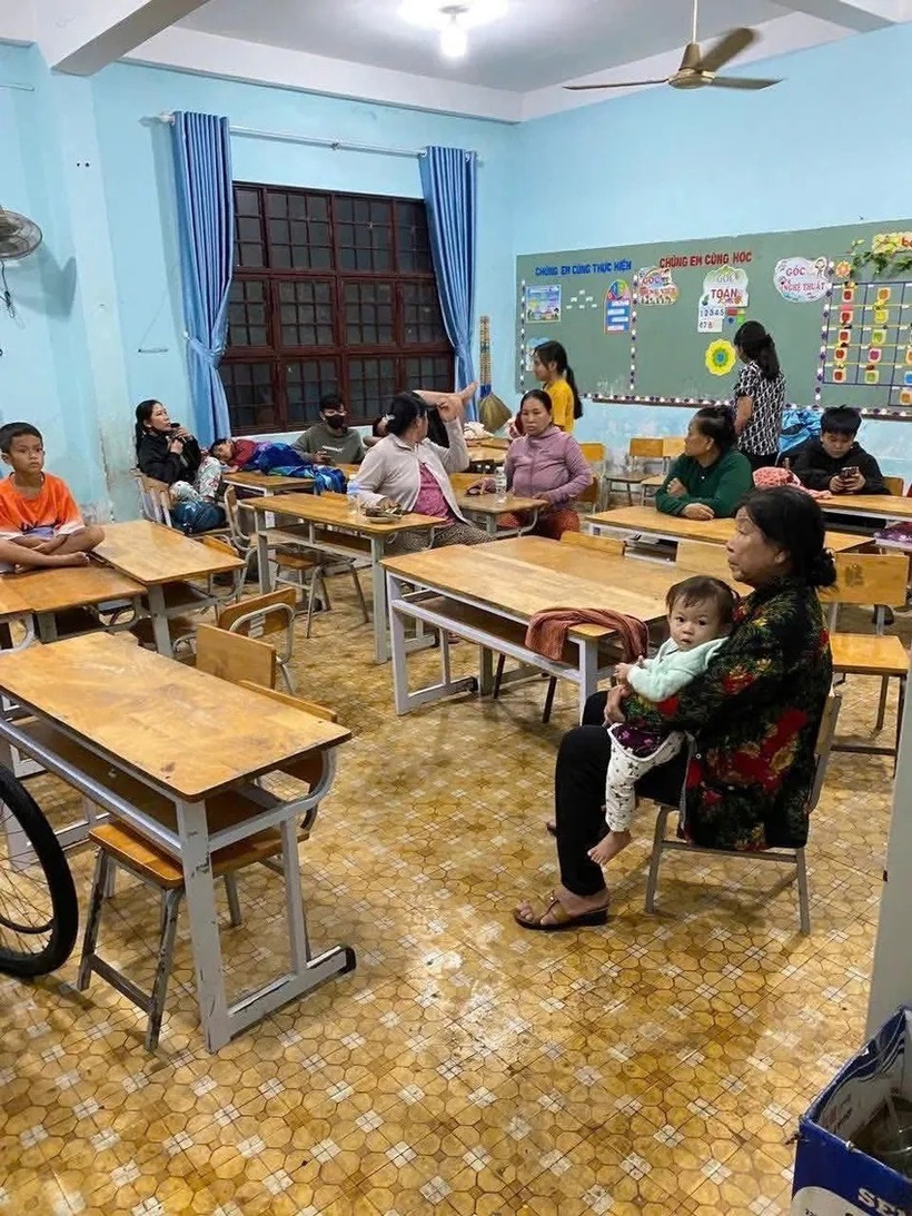 Người dân thôn 2 bị ngập nặng do lũ đổ về bất ngờ trong đêm được hỗ trợ di chuyển tới trường học tránh trú. (Ảnh: Pháp luật TP.HCM)