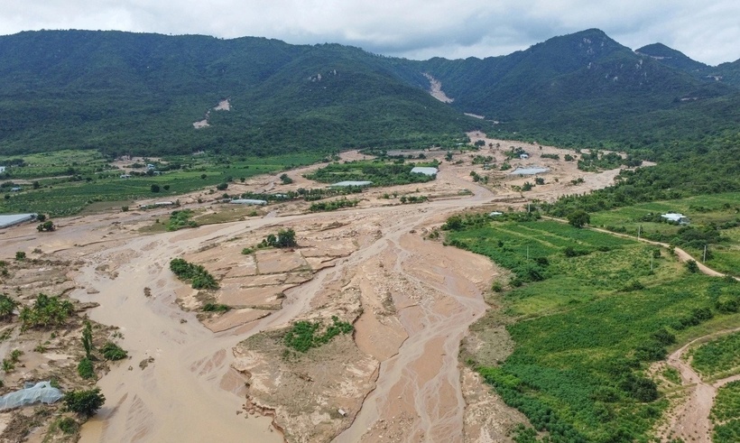 Mưa lớn kéo dài kết hợp lượng nước từ hồ chứa khiến dòng nước đổ xuống nhanh, gây ra lũ quét bất ngờ trong đêm 1/11. (Ảnh: Dân trí)