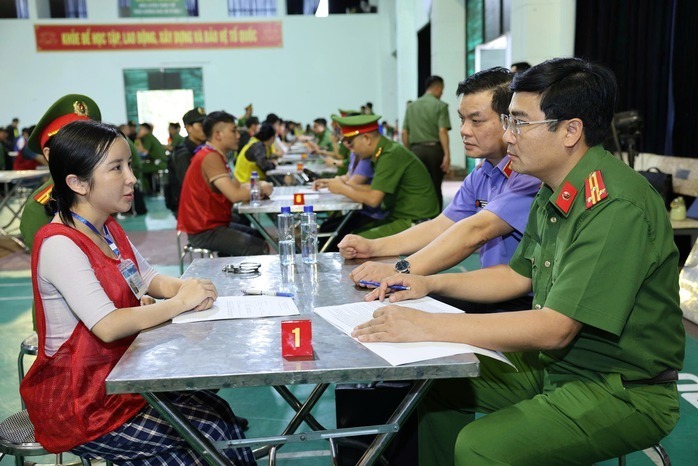 Cơ quan công an làm việc với đối tượng cầm đầu Sùng Thị Mải. (Ảnh: Công an tỉnh Lai Châu)