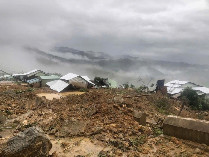 6 căn nhà dân ở thôn 4, xã Phước Thành bị vùi lấp. Ảnh: Người lao đông